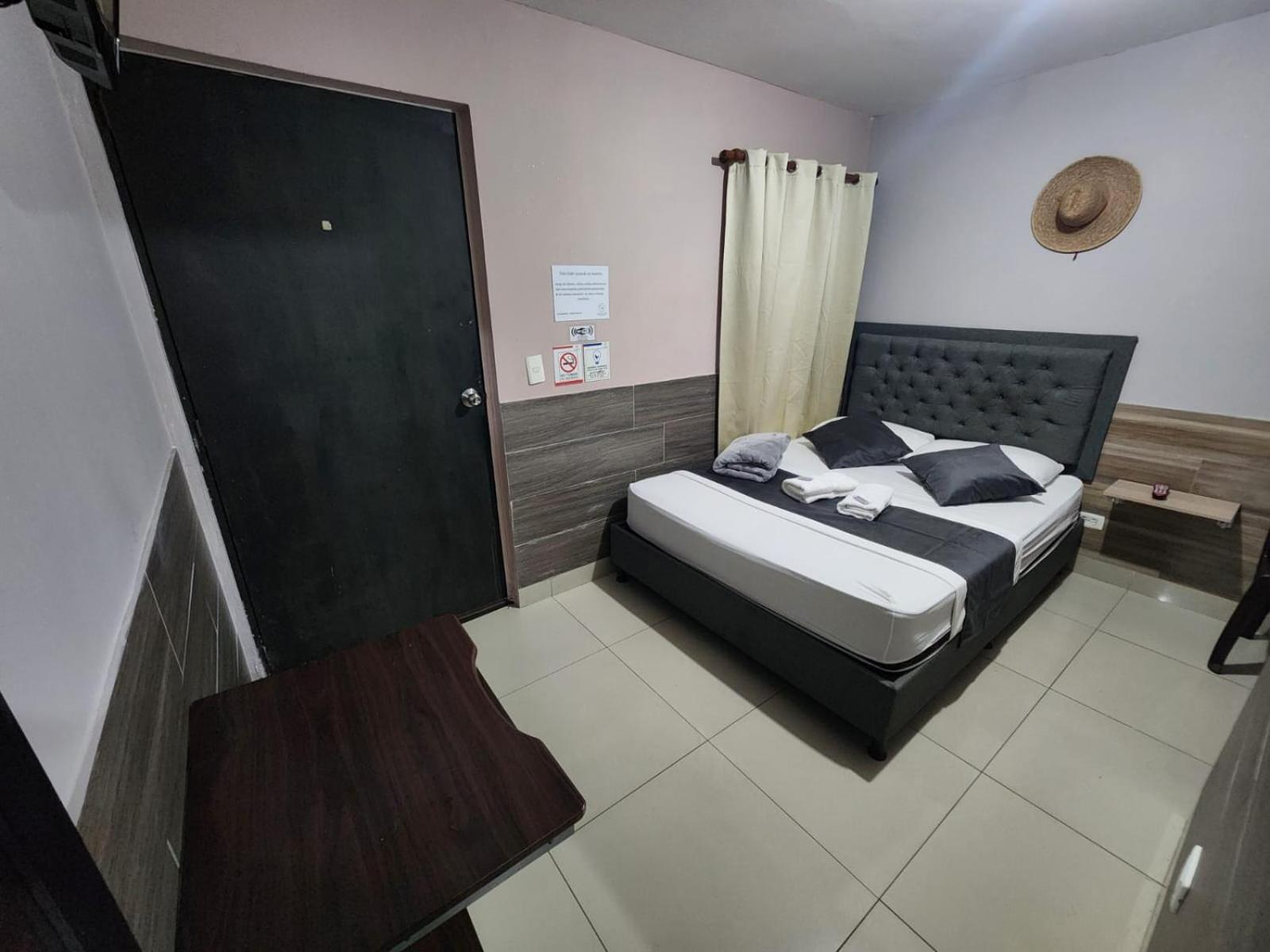 Hotel Medellin Calasanz Экстерьер фото